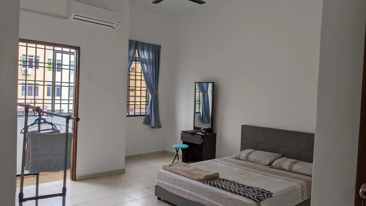 Johor Bahru 6 Bedrooms Corner House: Big&Comfort