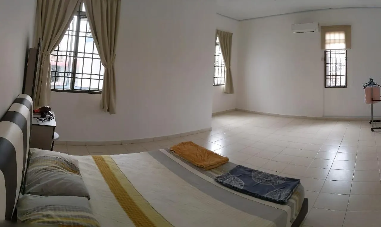 Johor Bahru 6 Bedrooms Corner House: Big&Comfort Johor Bahru